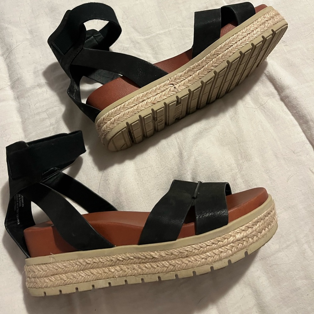 Size 8 women black sandal